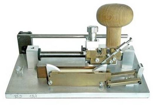 Màquina gubiadora Rimpl per a oboè